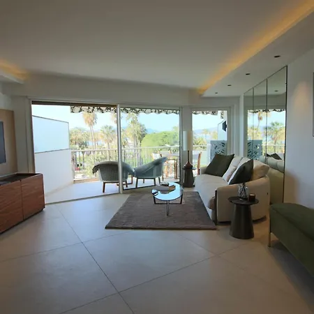 Completely Renovated On Bld Croisette, 3 Parental Bedrooms Apartment Cannes